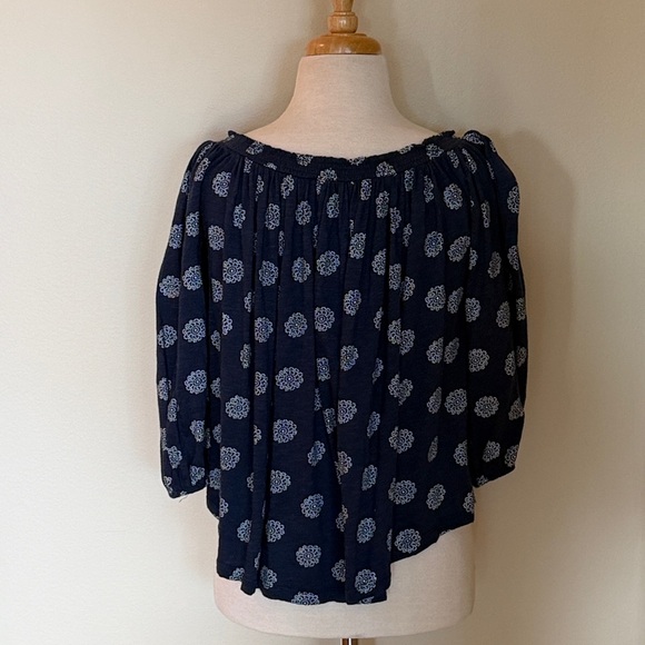 EUC~Woman’s Small Lucky Brand Blue/White On Or Off The Shoulder 3/4 Sleeve Top - Picture 4 of 10